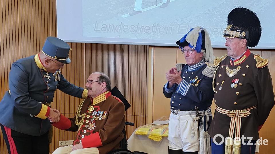 Präsident Generalmajor iTR Michael Blaha (links) zeichnet Oberst iTR Hans Härtl mit dem Großen Goldenen Ehrenzeichen aus. Bild: krb