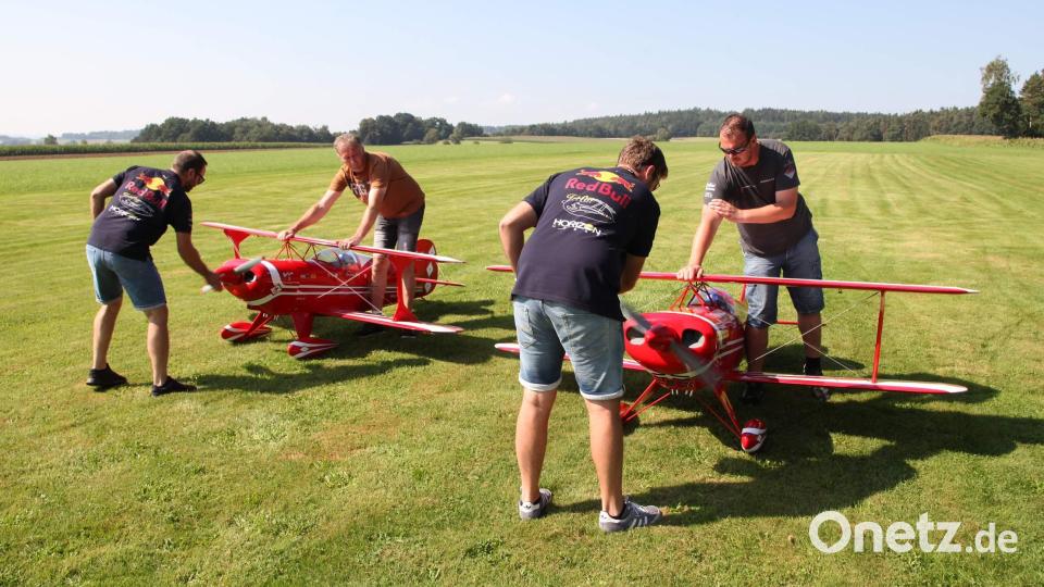 Bevor die Doppeldecke des Red-Bull-Teams ihre großartige Flugshow zeigen konnten, mussten sie startklar gemacht werden. Bild: u