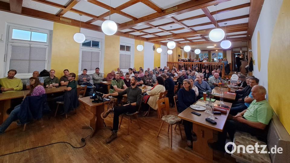 Der Saal der Gastwirtschaft &quot;Zum Goldenen Engel&quot; in Waldeck hat sich mit betroffenen Waldbesitzern und Interessierten aus der Bevölkerung gefüllt. Bild: Christoph Hübner/exb