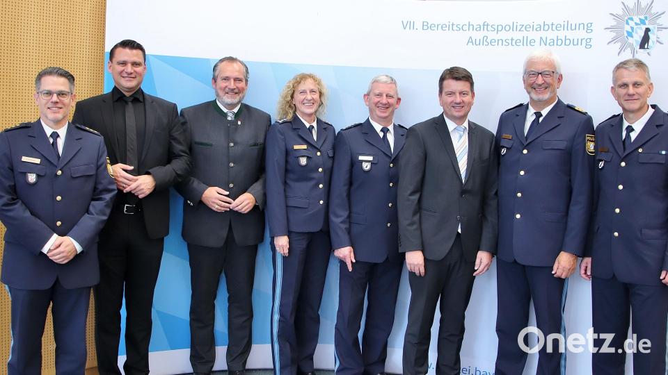 Politiker und Polizeiführer auf dem Erinnerungsfoto zum Jubiläum auf dem Fichtenbühl: Thomas Lachner, Landrat Thomas Ebeling, Bürgermeister Frank Zeitler, Sabine Roidl, Jürgen Pfaffenzeller, Staatssekretär Sandro Kirchner, Udo Skrzypczak und Matthias Messer (von links). Bild: Thomas Dobler