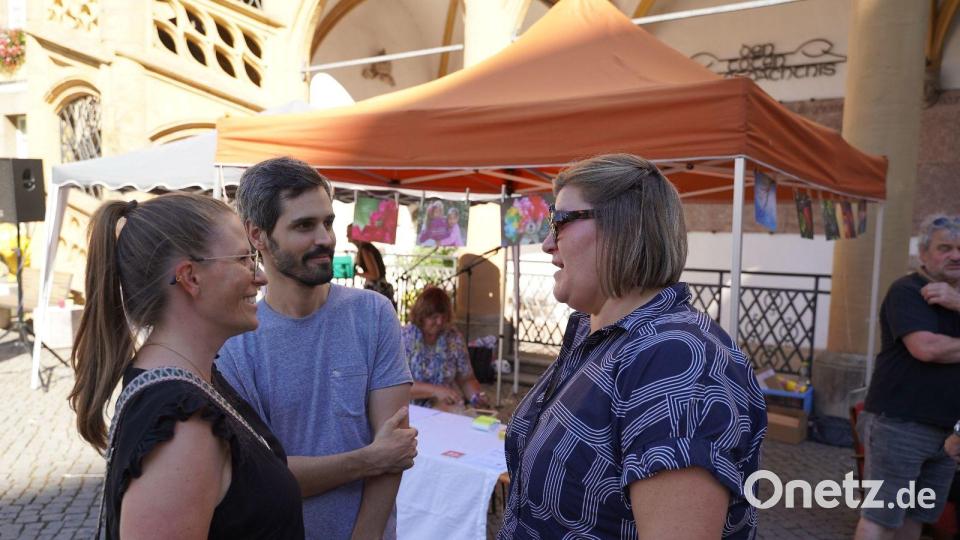 Kathrin Blödt (rechts) im Gespräch mit Interessierten. Bild: Regina Probst/exb
