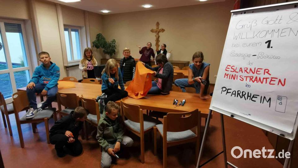 Die Kinder schwärmen in den ersten Raum aus und begeben sich auf die Suche nach Hinweisen. Das Szenario beobachten im Hintergrund die Oberminis. Bild: gz