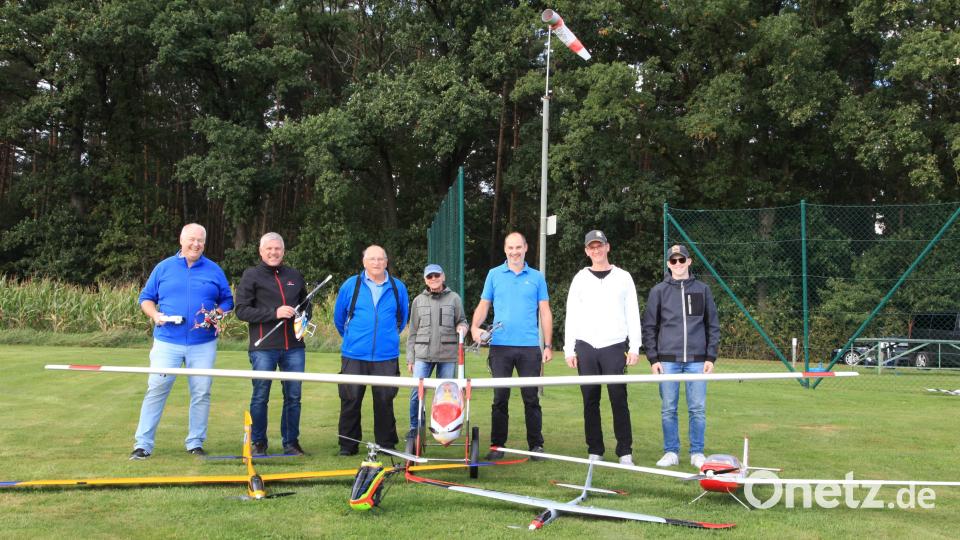 Dieser Tage feierte die Modell-Flieger Gruppe Hirschau ihr 50-jähriges Bestehen. Die Vorstandschaft sorgte dafür, dass das Jubiläumsfest zu einem großartigen Erlebnis wurde. V. l.: Schriftführer Andreas Lüßmann, Kassier Norbert Weiß, Jugendwart Günter Leikermoser, Harald Ullsperger, 1. Vorstand Matthias Schwarz, 2. Vorstand Jürgen Merkel und Kilian Merkel. Bild: u