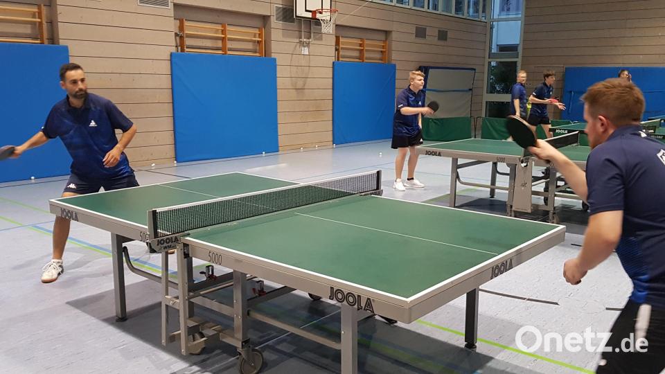 Göhkan Poyraz (links) ist neuer Vereinsmeister der Tischtennisspieler der DJK Weiden. Bild: Werner Hederer/exb