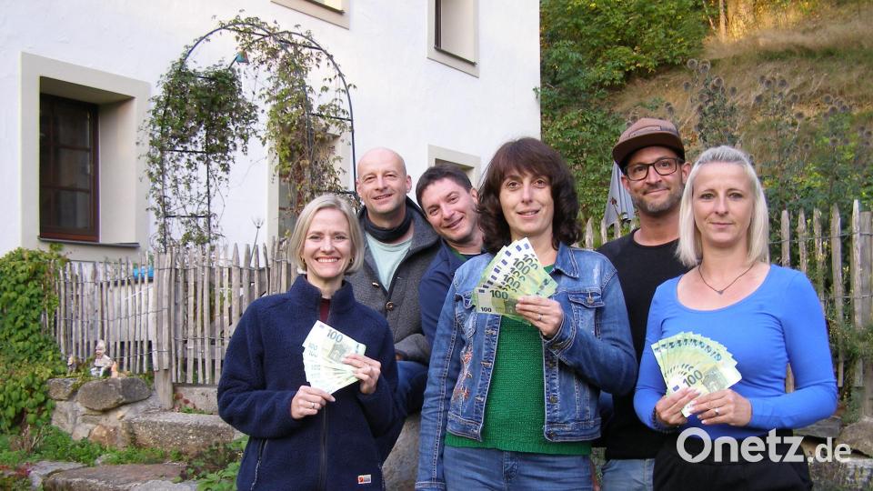 Ein Teil des Organisationsteams mit den 4000 Euro, die an die Kinderklinik Weiden weitergeleitet werden. Von links Stephi und Günter Schicker, Mathias und Sandra Scherbl sowie Stefan und Maria Wölfl. Bild: pz