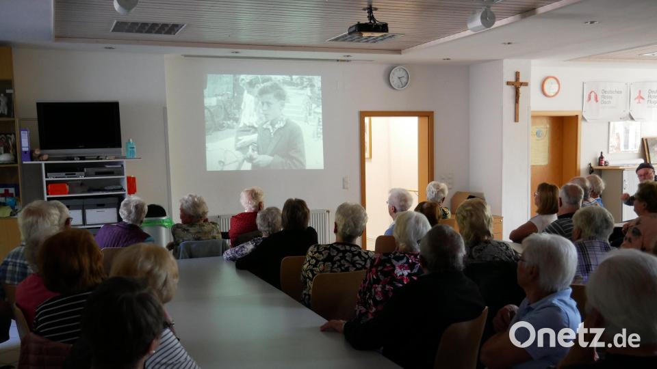 Rund 50 Seniorinnen und Senioren waren am vergangenen Donnerstagnachmittag ins BRK Heim an die Stegwiesenstraße gekommen, um den Film von 1956 anzuschauen. Bild: flm