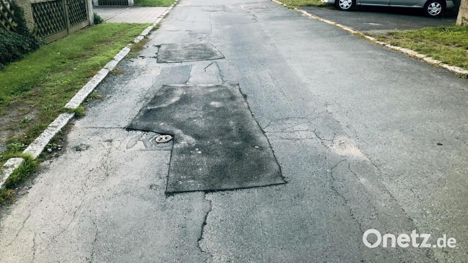 Die vielen Schäden an der Straße machen eine Sanierung der Klostergasse in Waldershof notwendig. Bild: wro