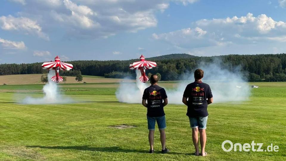 Top-Attraktion ist die Flugshow des Red-Bull-Teams. Die beiden Doppeldecker fliegen simultan nebeneinander oder malen mit ihren Smoke-Farben ein Herz in den strahlend blauen Himmel. Bild: u
