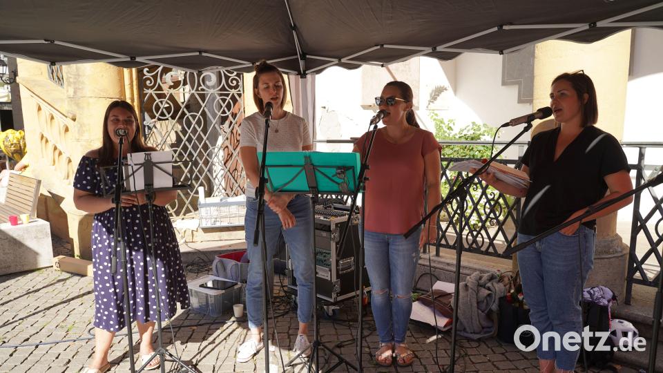 Für gefühlvolle Musik mit neuen geistlichen Liedern unter Federführung von Anna Liebhäuser sorgte ein Ensemble. Bild: Regina Probst/exb