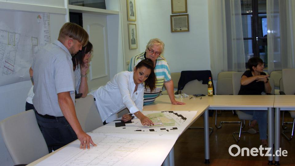 Stadträtin Angela Burger und die Mitarbeiterin im Johanniter-Kinderhaus Sankt Sebastian, Birgit Andraschko (Zweite von links), ließen sich von Bürgermeisterin Margit Bayer (Dritte von links) und Florian Rupprecht (links) die Details der noch vorläufigen Planung erläutern. Bild: wro