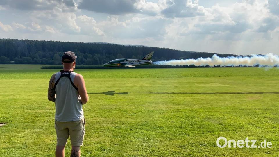 Mit atemberaubender Geschwindigkeit fliegen die Modellflugzeuge über das Fluggelände der Hirschauer Modellflug-Gruppe. Bild: u