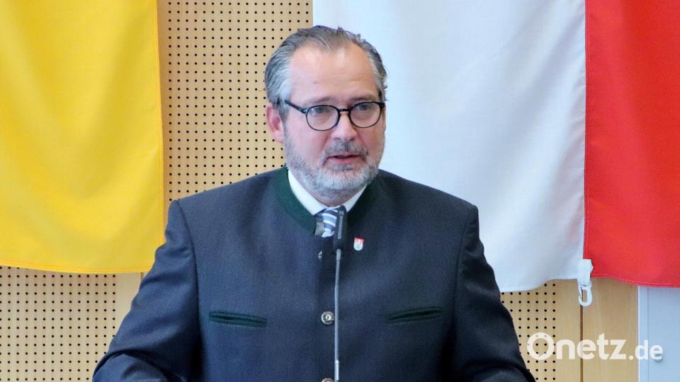 &quot;Genau gesehen feiern wir heute zwei Jubiläen: 60 Jahre Standort Fichtenbühl und 25 Jahre Bereitschaftspolizei-Standort.&quot; (Bürgermeister Frank Zeitler, Nabburg) Bild: Thomas Dobler