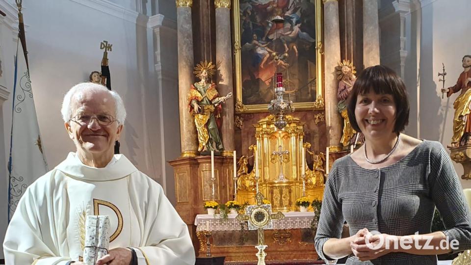 Pfarrgemeinderatssprecherin Linda Schmauß gratulierte Geistlichem Rat Josef Häring für die Pfarreiengemeinschaft zum 70. Geburtstag. Das neue Messgewand ist ein Geschenk der drei Pfarreien. Bild: mas
