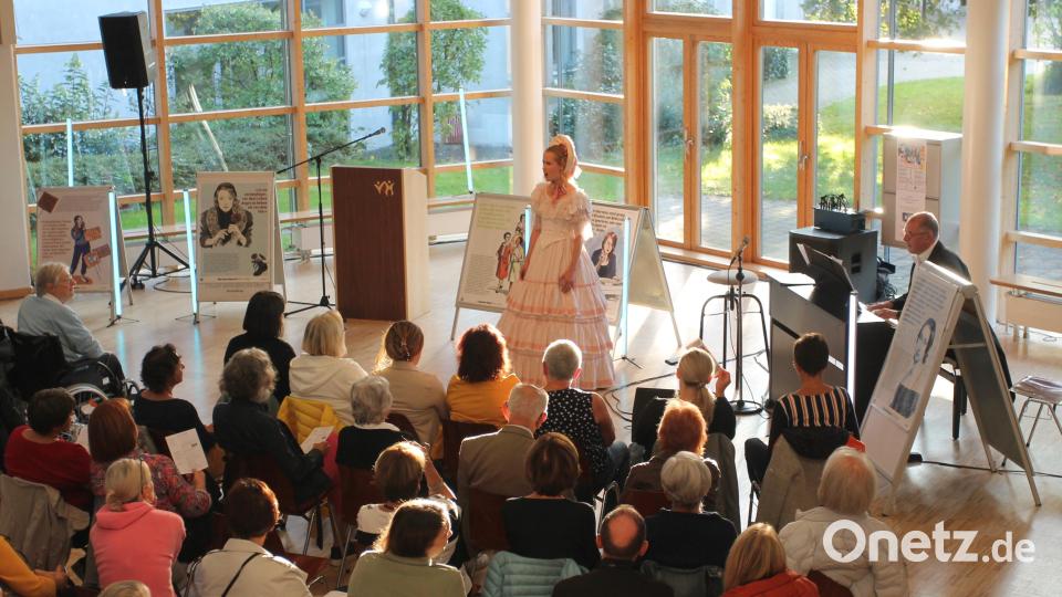 Laura Demjan, begleitet von Albert Sommer, begeistert mit Liedern zu Clara Schumann. Bild: pi