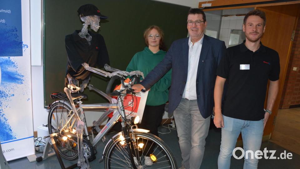 Horst Fröber (Zweiter von rechts) von den Wirtschaftsjunioren am Stand der Firma Ceramtec aus Marktredwitz. Bild: jr