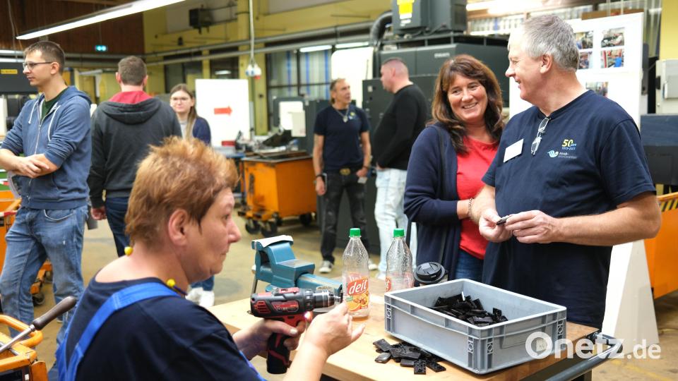 Die Gäste haben beim Tag der offenen Tür die Gelegenheit, sich einen Einblick in die Arbeitsbedingungen der Naab-Werkstätten zu verschaffen. Die Mitarbeiter lassen sich durch den Besucherandrang nicht aus den Ruhe bringen. Bild: Hirsch