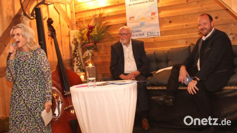 Andreas Meier und Georg Stahl (von rechts) geben bei dem von Andrea Lang moderierten &quot;Couch-Gespräch&quot; mit &quot;Schmankerln von früher&quot; zum Besten. Bild: pi