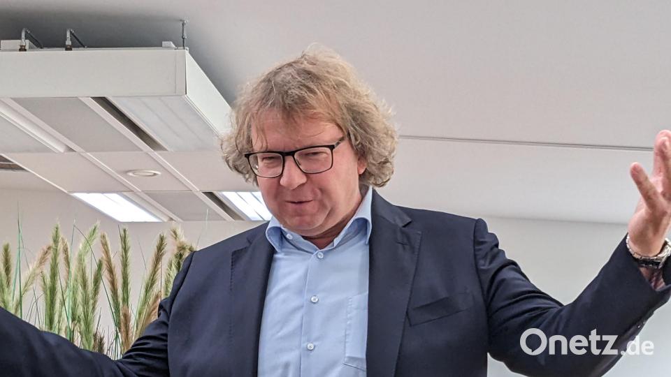 Geschäftsführer Günther Irlbacher motiviert die Belegschaft beim Ehrenabend für langjährige Mitarbeiterinnen und Mitarbeiter. Bild: eib