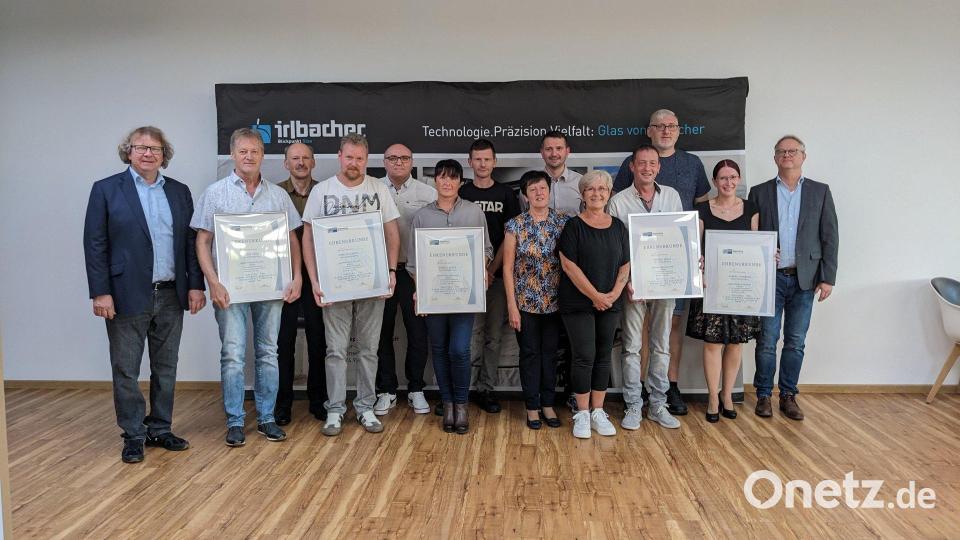 Die Geehrten mit 20 bis 35 Beschäftigungsjahren, eingerahmt von Geschäftsführer Günther Irlbacher (links) und Betriebsleiter Martin Kreuzer (rechts). Bild: eib