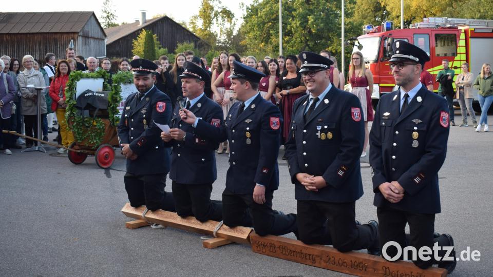 Auf Knien bitten die Führungskräfte der Feuerwehr Wernberg die Feuerwehr Oberköblitz um die Übernahme der Patenschaft zu ihrem 150-jährigen Gründungsfest. Von links: Zweiter Vorsitzender Florian Schmauß, Vorsitzender Erwin Fischer, Festleiter Max Geitner, Kommandant Manuel Kraus und zweiter Kommandant Simon Ebenburger. Bild: bnr