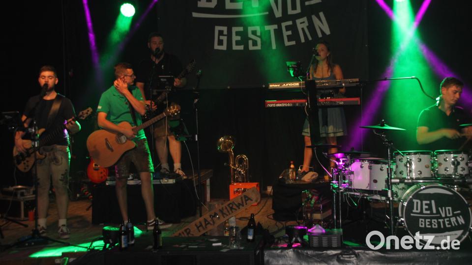 Die Band spielt fleißig auf. Bild: frd