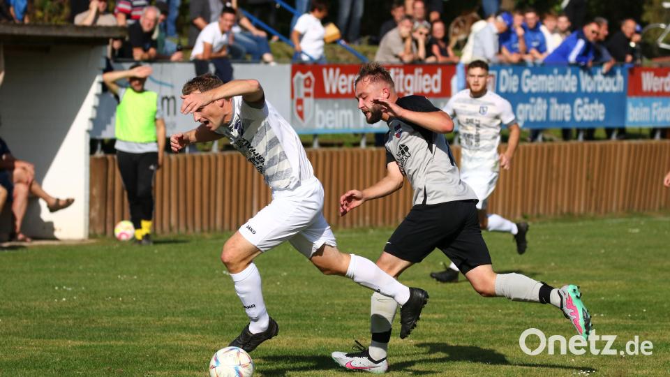 Der Vorbacher Lukas Barthelmann (rechts) verfolgt Etzenrichts Spielertrainer Andreas Wendl. Der SV Etzenricht siegte beim Aufsteiger klar mit 5:0. Bild: Dieter Jäschke