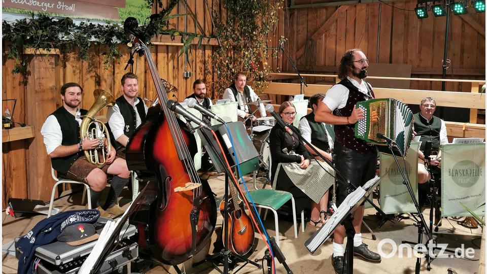&quot;Da wampert Zodert&quot; (Markus Niemeier aus Walderbach) und die Kleine Besetzung der Blaskapelle Teunz mit Leiter Uwe Jäger (rechts) auf der Bühne. Bild: Portner