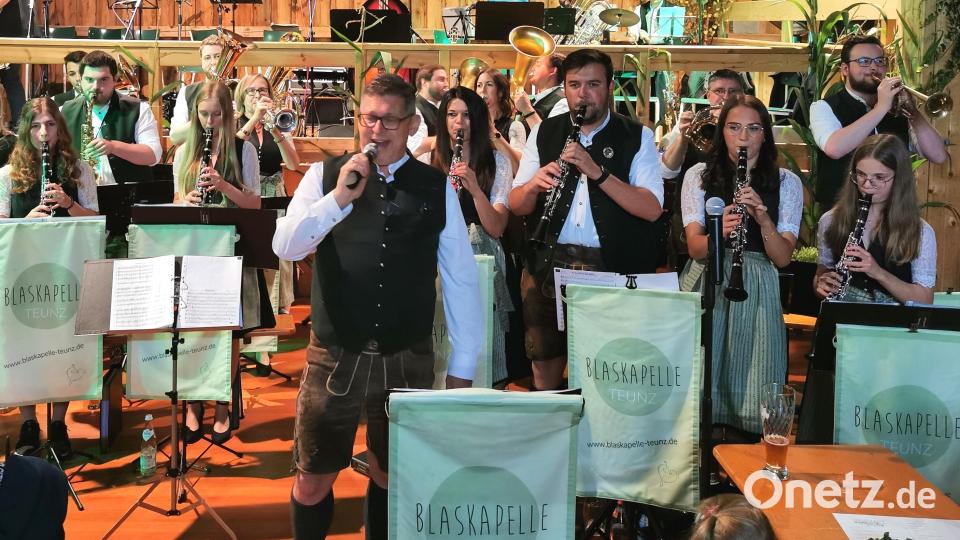 Die Blaskapelle Teunz präsentierte mit Dirigent Stefan Karl (Mitte) bayerisch-böhmische Blasmusik. Bild: Portner