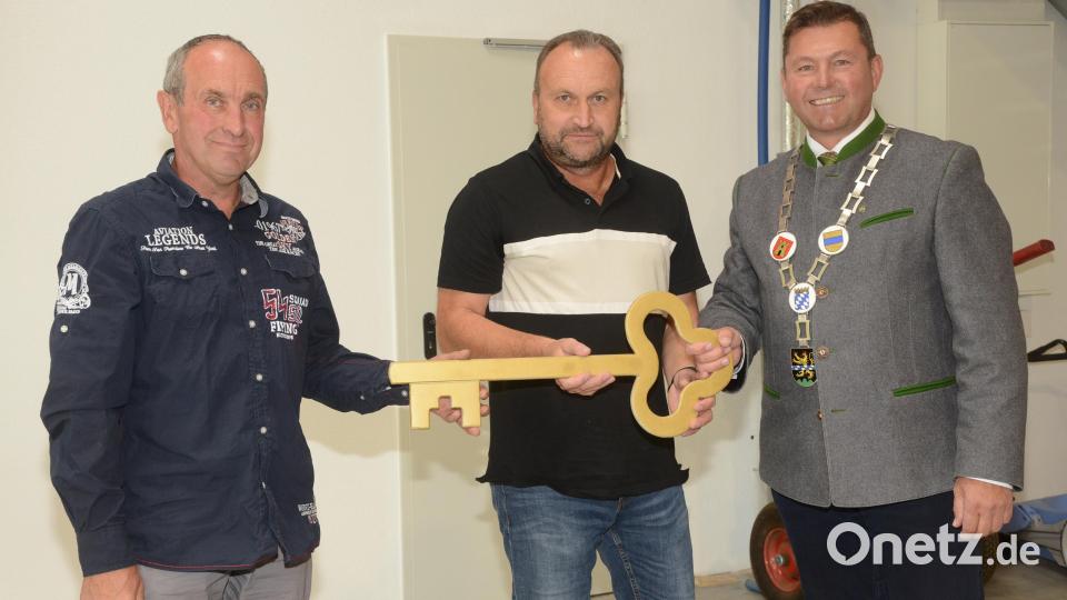 Bürgermeister Rainer Rewitzer (rechts) übergibt Bauhofleiter Siegfried Völkl und Bauamtsleiter Uli Rupprecht (von links) symbolisch den Schlüssel für den neuen Bauhof. Bild: bey