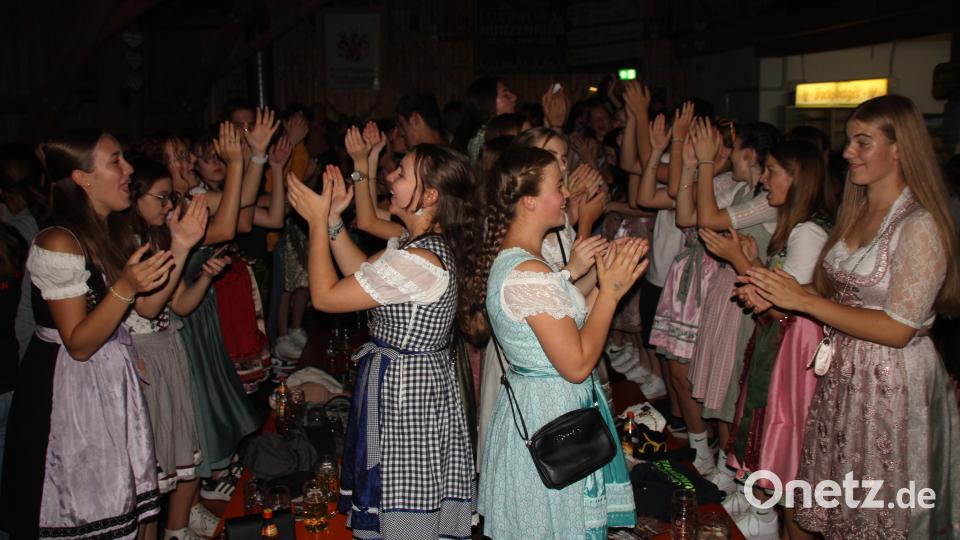 Beste Stimmung bei den Mädels in Dirndln auf den Bierbänken Bild: frd