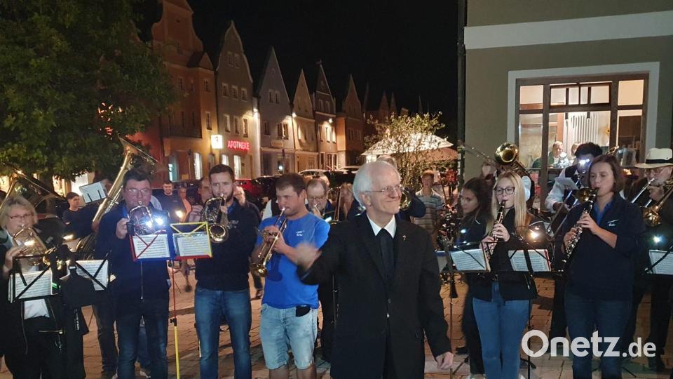 Sichtlich Freude bereitet dem Neustädter Stadtpfarrer Josef Häring das Dirigieren der Stadtkapelle Neustadt und der Grenzlandbuam Bärnau. Bild: mas