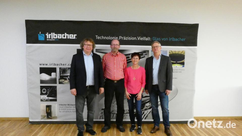 Verabschiedung in den Ruhestand: Peter Mühlbauer (in der Mitte links) und Elfriede Hasl mit Geschäftsfüdhrer Günther Irlbacher (links) und Betriebsleiter Martin Kreuzer (rechts). Bild: eib