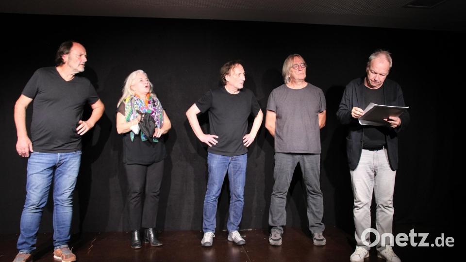 Ein Feuerwerk an Klamauk, und Improvisation, einen Spaß an Wortspielereien und Wortakrobatik brannte die Kabarettgruppe &quot;Stachelbär&quot; mit Claus Drexler, Brigitte Moser, Michael Eberle, Roland Andre und Volker Bergmeister (von links) auf der Kleinkunstbühne der Futura ab. Das Publikum war begeistert. Bild: prh