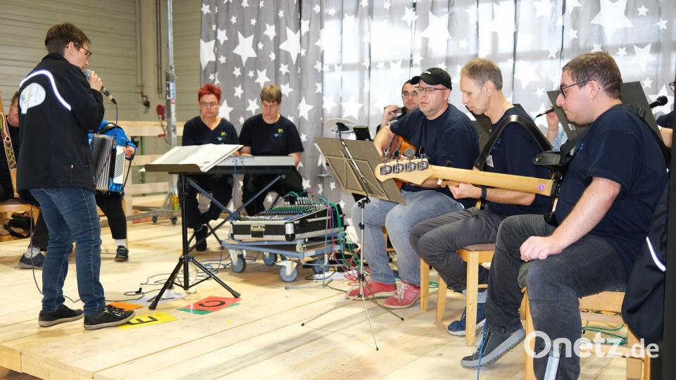 Musikpädagogin Agnes Meier (links) leitet seit zehn Jahren die inklusive Instrumentalgruppe &quot;Die lustigen Quertreiber&quot; mit Beschäftigten der Naab-Werkstätten. Beim Tag der offenen Tür spielt die Formation zur Unterhaltung auf. Bild: Hirsch