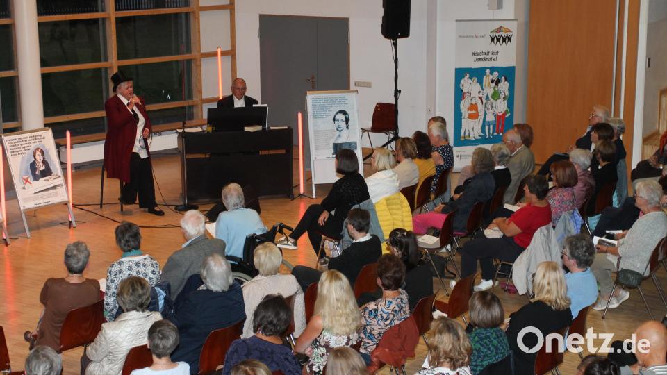Andrea Bibel, begleitet von Albert Sommer, singt Lieder von Marlene Dietrich. Bild: pi