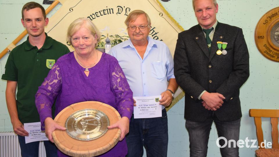 Die Jubiläumsscheibe zum 70-jährigen Bestehen des Schützenvereins gewinnt Maria Hirsch. Den 2. Platz belegt Josef Finn, Dritter wird Marco Sperl (links). Ihnen gratuliert Schützenmeister Matthias Sperl (rechts). Bild: bö