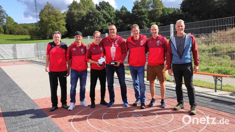 Den ersten Dorfmeistertitel konnte die Tennisabteilung mit den Schützen Stefan Härtl, Aleksander Mrosek, Marco Schönberger, Christian Ernstberger und Simon Farnhammer an Land ziehen, Sportwart Karl-Heinz Ströbert (links) und zweiter Abteilungsleiter Mario Hönig (rechts) gratulierten. Bild: kki