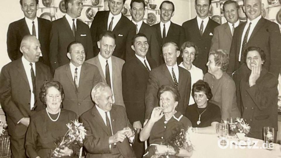 Odo Stoellger (2. Reihe l.) genoss bei den Beschäftigten seines Betriebes hohes Ansehen. Das Betriebsklima im „Betonwerk Hirschau, Stoellger &amp; Co.“ Stimmte, wie auch die Jubilarfeier aus dem Jahr 1969 zeigt. Bild: Archiv Schulz