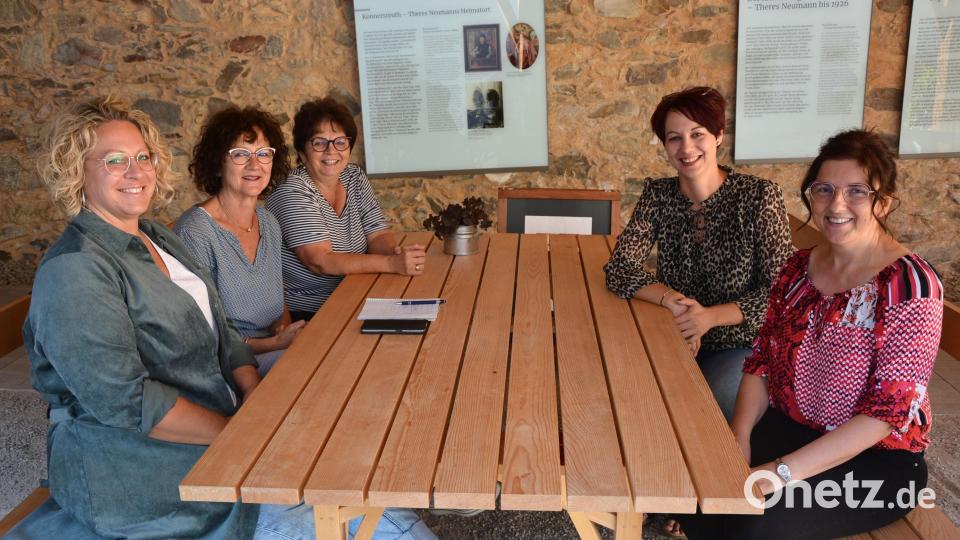 Melanie Wenisch, Inge Härtl, Christa Wölfl, Ideengeberin Ulrike Sammet und Michaela Günthner (von links) freuen sich auf den 1. Konnersreuther Herbstmarkt am Sonntag, 22. Oktober, von10 bis 17 Uhr im Schafferhof. Bild: jr