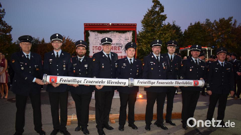 Per Handschlag und Unterschrift wird die Patenschaft zwischen der Feuerwehr Oberköblitz und der Feuerwehr Wernberg besiegelt. Bild: bnr
