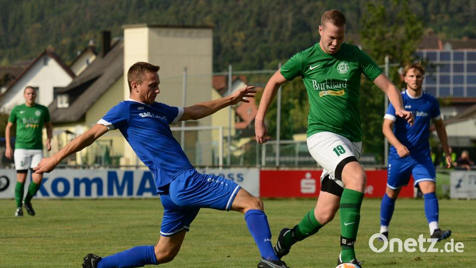 Christian Pechtl vom FC Wernberg (grünes Trikot) ist in dieser Szene nicht zu bremsen. Bild: ham