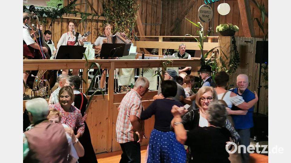 Wenn &quot;Die Z&#039;s&quot; aufspielen, hält es viele nicht mehr auf den Bänken. Bild: Portner