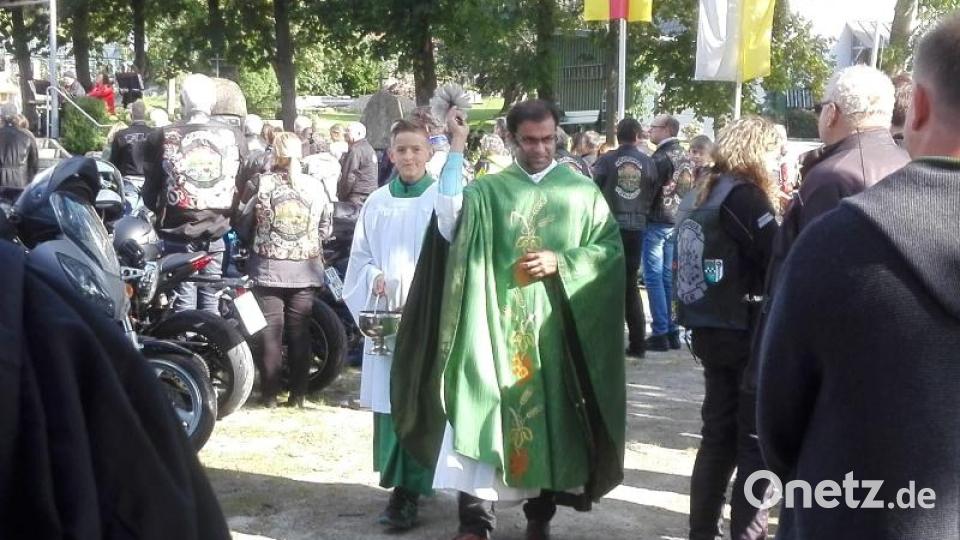 Pater Anish George segnete die Motorräder. Bild: soj/exb