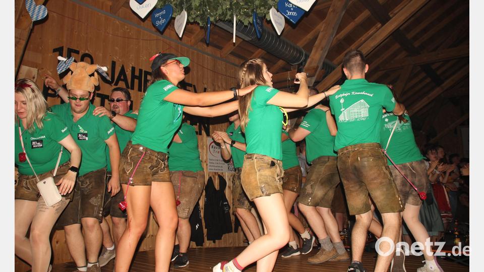 Gute Laune bei der Polonaise auf dem Tanztisch der Kirwapaare. Bild: frd