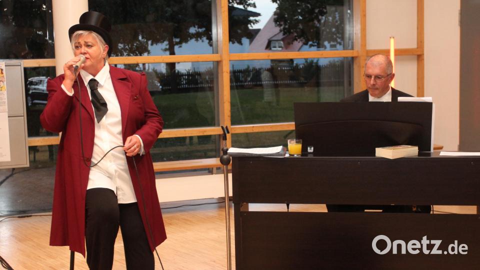 Andrea Bibel, begleitet von Albert Sommer, singt Lieder von Marlene Dietrich. Bild: pi