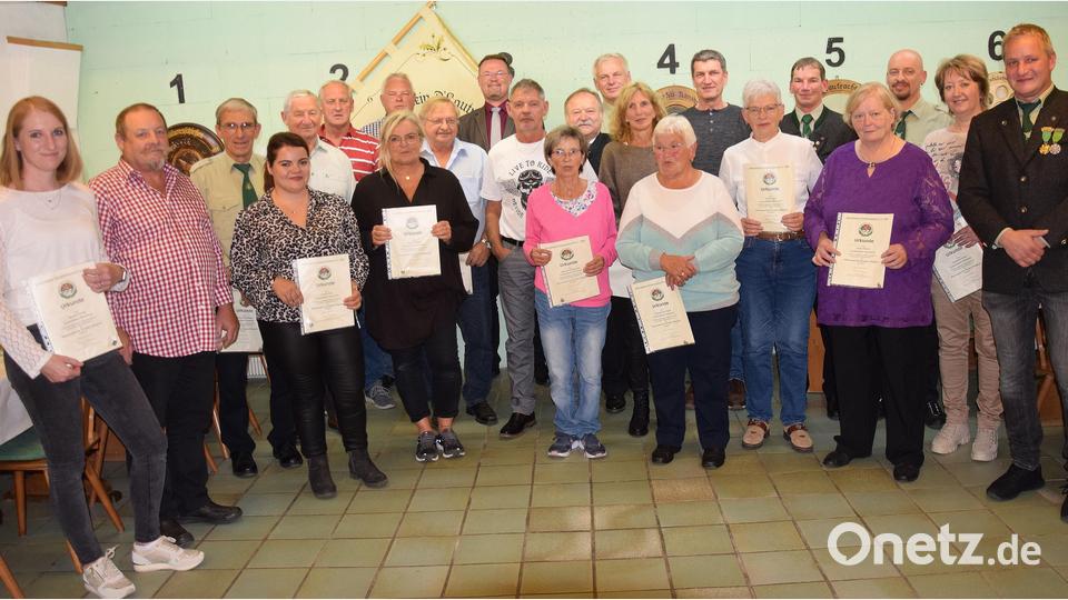 Zahlreiche langjährige Mitglieder ehrt der Schützenverein D&#039;Lautrachtaler Ransbach. Ihnen gratuliert Schützenmeister Matthias Sperl (rechts). Bild: bö
