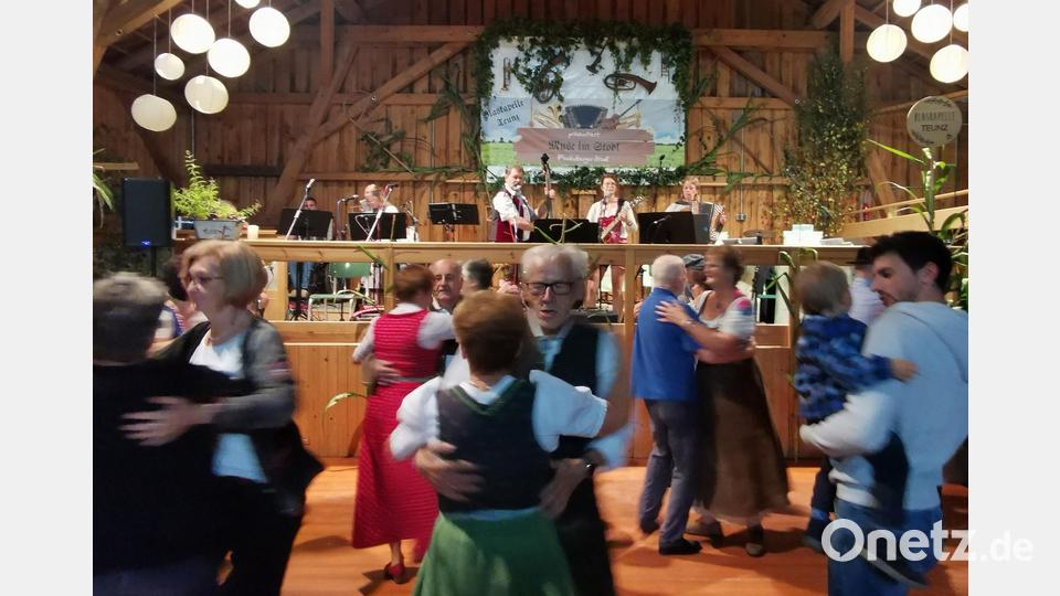 Gleich in der ersten Runde wurde mit den „Z’s“ eifrig getanzt. Bild: Portner