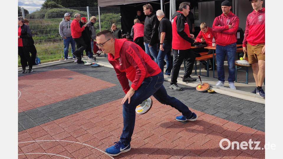 Unter Argusaugen seiner Kollegen vom Team Tennis schiebt Marco Schönberger den Stock dem Sieg entgegen. Den ersten Dorfmeistertitel konnte die Tennisabteilung mit den Schützen Stefan Härtl, Aleksander Mrosek, Marco Schönberger, Christian Ernstberger und Simon Farnhammer an Land ziehen. Bild: kki
