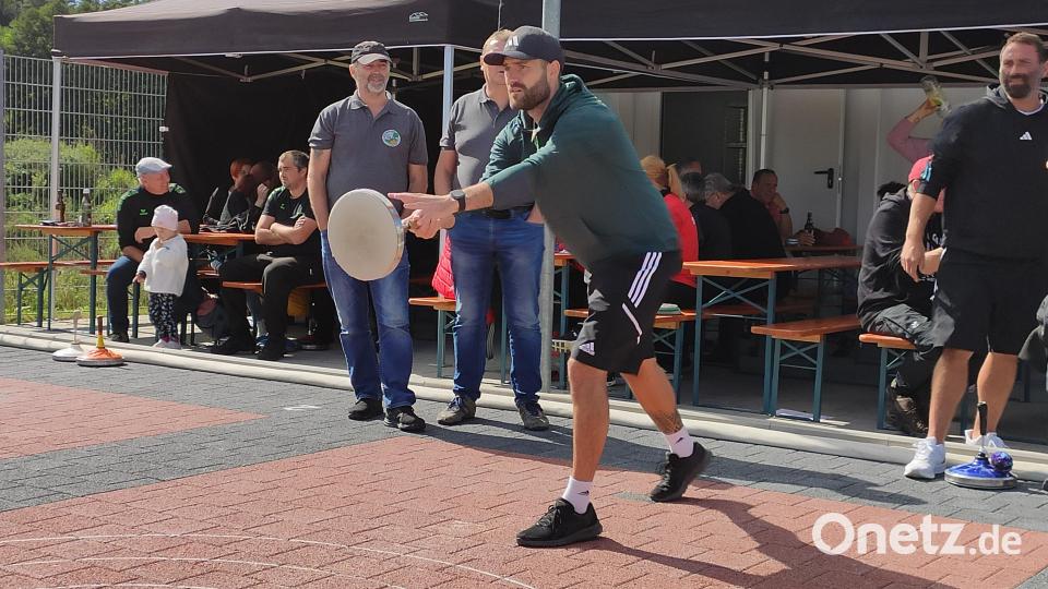 Gut anvisieren, weit ausholen und schwungvoll den Stock über die Stockbahn schieben, ein wichtiger Bewegungsablauf, um sich den Dorfmeistertitel zu sichern, wie Tormann Daniel Hartnegg der 1. Fußballmannschaft demonstriert. Bild: kki