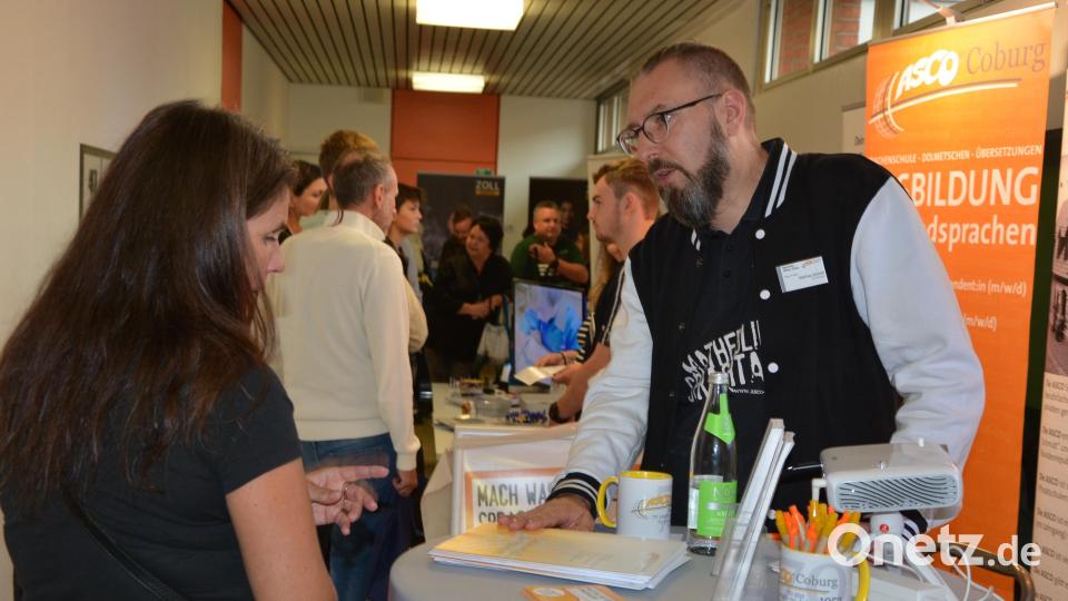 Viele Gespräche wurden bei der Ausbildungsmesse geführt. Bild: jr